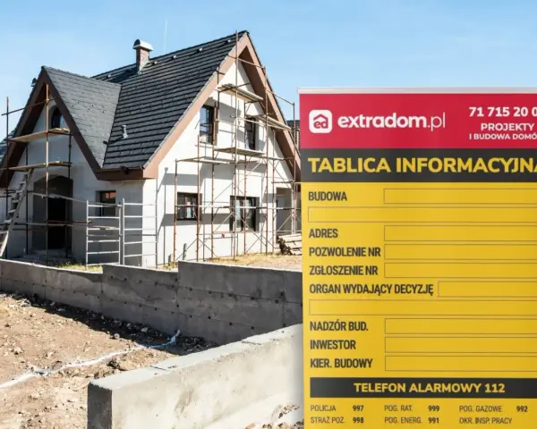 Tablica informacyjna budowy domu w trakcie prac. Widoczny dom w rusztowaniach i żółta tablica z danymi budowy.