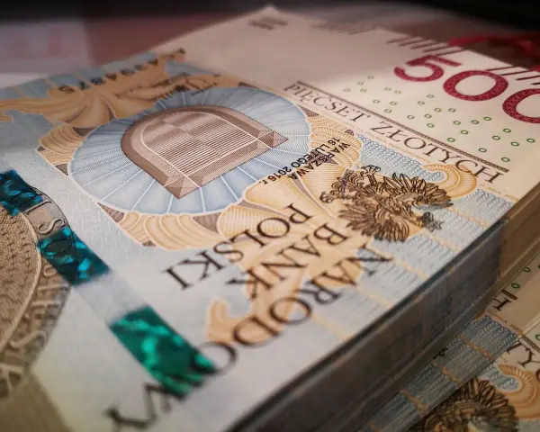 Stos polskich banknotów 500-złotowych.