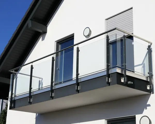 Nowoczesna obróbka czoła balkonu z balustradą ze szkła i stali nierdzewnej.