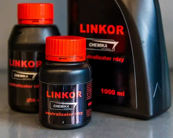 Butelki z preparatem Linkor, skutecznym inhibitorem korozji i neutralizatorem rdzy. Dostępne w różnych pojemnościach.