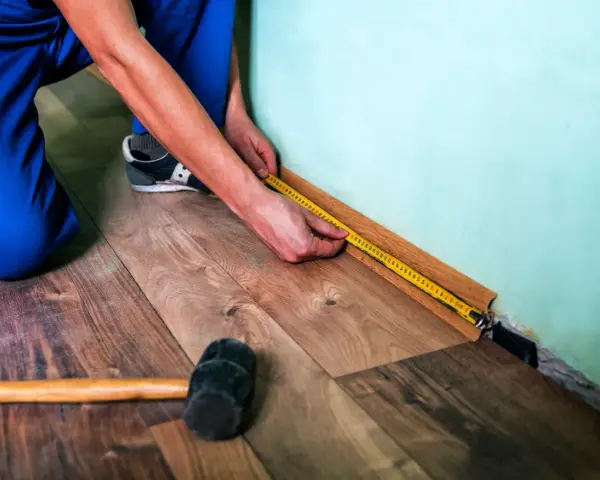 Dlaczego panele podłogowe się rozchodzą? Oto najczęstsze przyczyny i rozwiązania