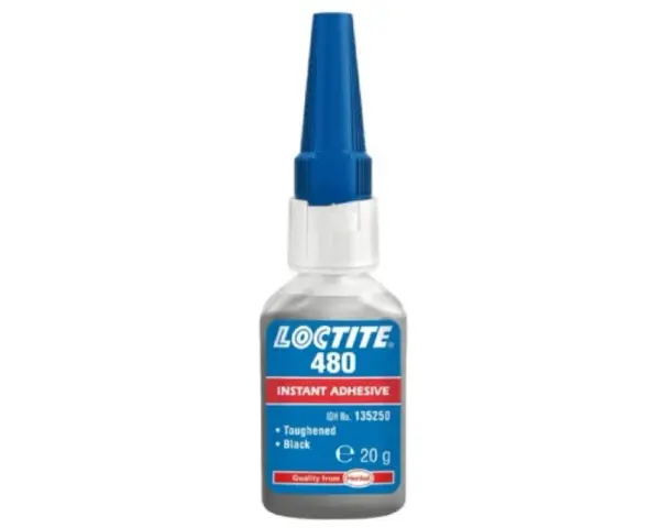 Butelka kleju Loctite 480. Jedna kropelka wystarczy, by połączyć elementy. Czarny, wzmocniony klej błyskawiczny.