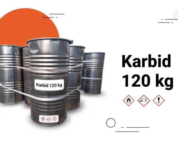 Metalowe beczki z napisem "Karbid 120 kg" i symbolami ostrzegawczymi.