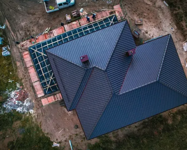 Budowa nowego dachu, trwa wymiana dachu. Cena tej inwestycji zależy od materiałów i skomplikowania projektu.
