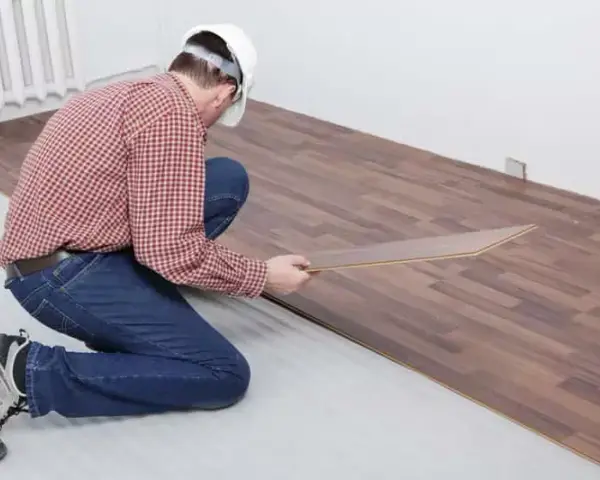 Czy kłaść folię pod panele podłogowe? Uniknij kosztownych błędów