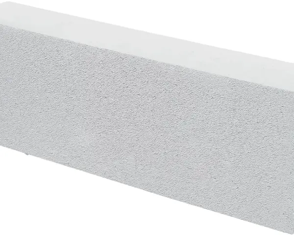 Biały pustak z betonu komórkowego, idealny do budowy ścian. Beton 77 to solidny materiał budowlany.