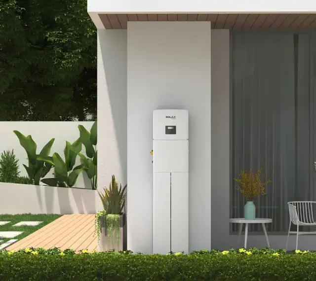 Nowoczesny magazyn energii SolaX przy domu. Dowiedz się, ile kosztuje magazyn energii i jak działa.