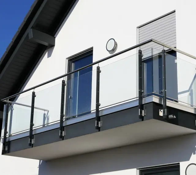 Nowoczesna obróbka czoła balkonu z balustradą ze szkła i stali nierdzewnej.