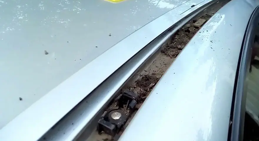 Jak zdjąć listwy dachowe Opel Astra H bez uszkodzeń - krok po kroku
