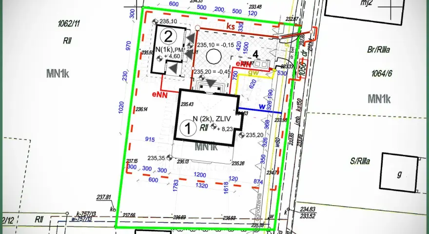 Mapa do celów projektowych z zaznaczonymi budynkami (1, 2, 4, g) i granicami działek. Widoczne oznaczenia geodezyjne i wysokości.
