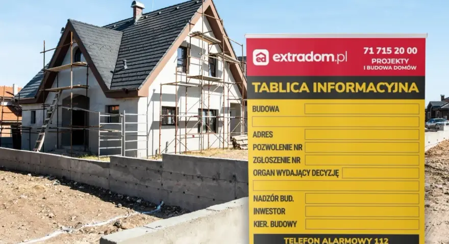 Tablica informacyjna budowy domu w trakcie prac. Widoczny dom w rusztowaniach i żółta tablica z danymi budowy.