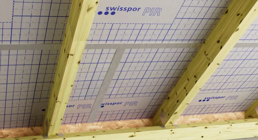 Drewniana konstrukcja dachu z izolacją swisspor PIR.