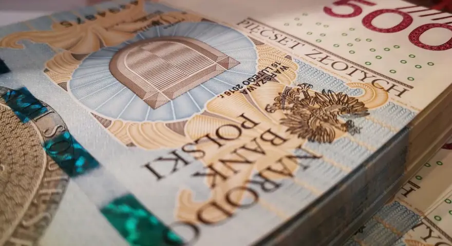 Stos polskich banknotów 500-złotowych.