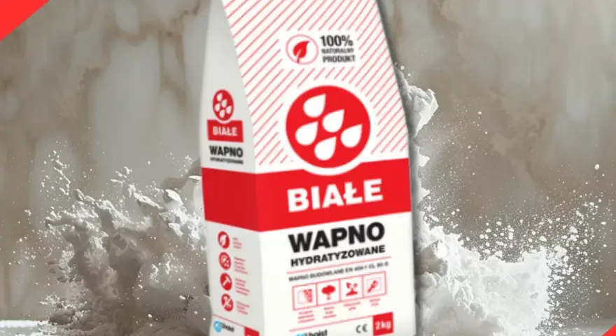 Białe wapno hydratyzowane w worku, eksplodujące w chmurze pyłu. Produkt naturalny do budowy.