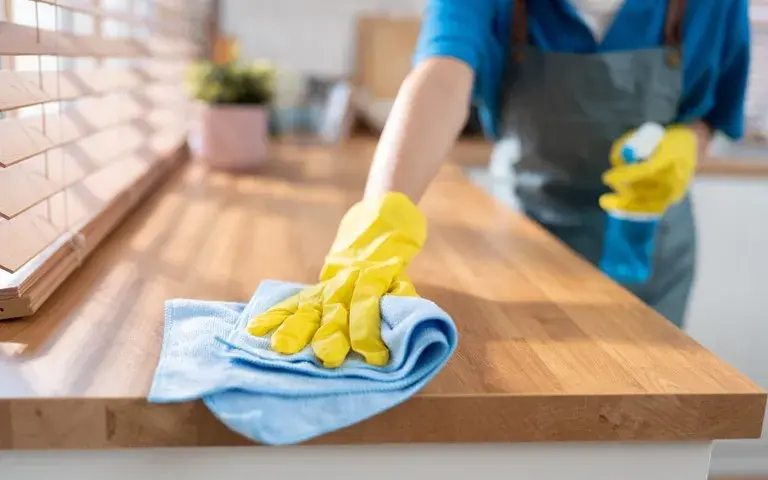 Jak usunąć spaleniznę z blatu - skuteczne metody i porady