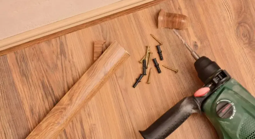 Jak zdemontować listwę przypodłogową bez uszkodzeń ściany i podłogi