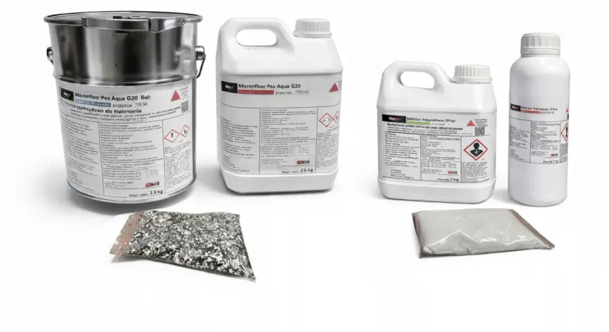 Zestaw produktów do podłóg: duży metalowy pojemnik, dwie plastikowe bańki i dwie paczki z materiałami sypkimi. To wszystko to wysokiej jakości żywica.