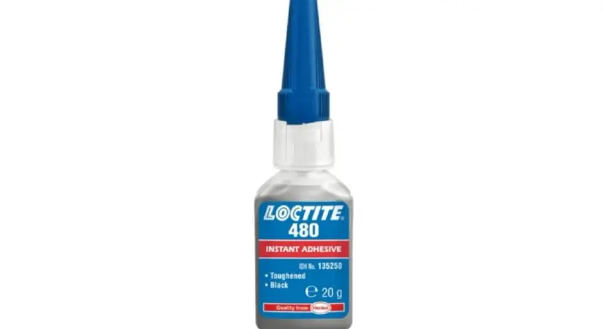 Butelka kleju Loctite 480. Jedna kropelka wystarczy, by połączyć elementy. Czarny, wzmocniony klej błyskawiczny.