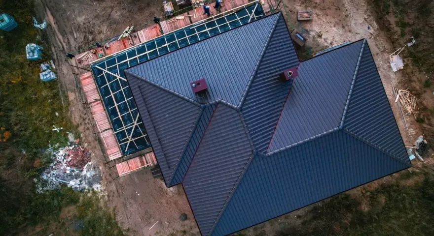 Budowa nowego dachu, trwa wymiana dachu. Cena tej inwestycji zależy od materiałów i skomplikowania projektu.
