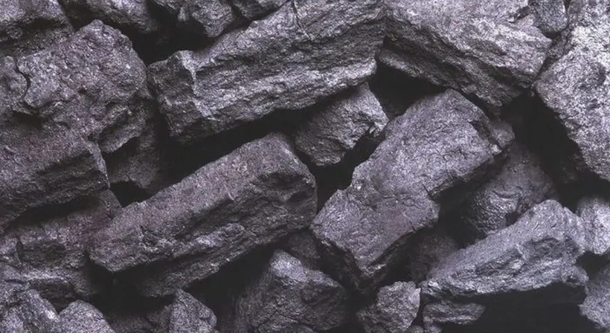 Stos węgla koksowego, gotowy do rozpalenia w piecu.