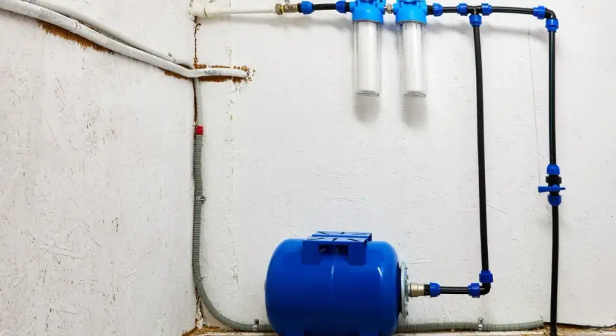 System hydrofornia z niebieskim zbiornikiem, dwoma filtrami wody i instalacją rurową.