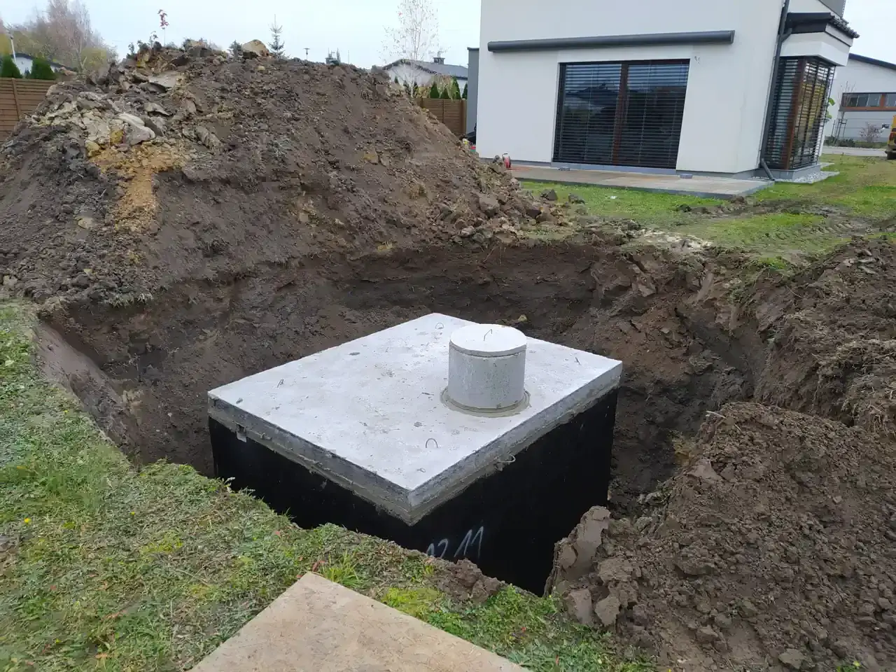 Zbiornik na deszczówkę w wykopie. Dofinansowanie do deszczówki to świetny pomysł na oszczędzanie wody.
