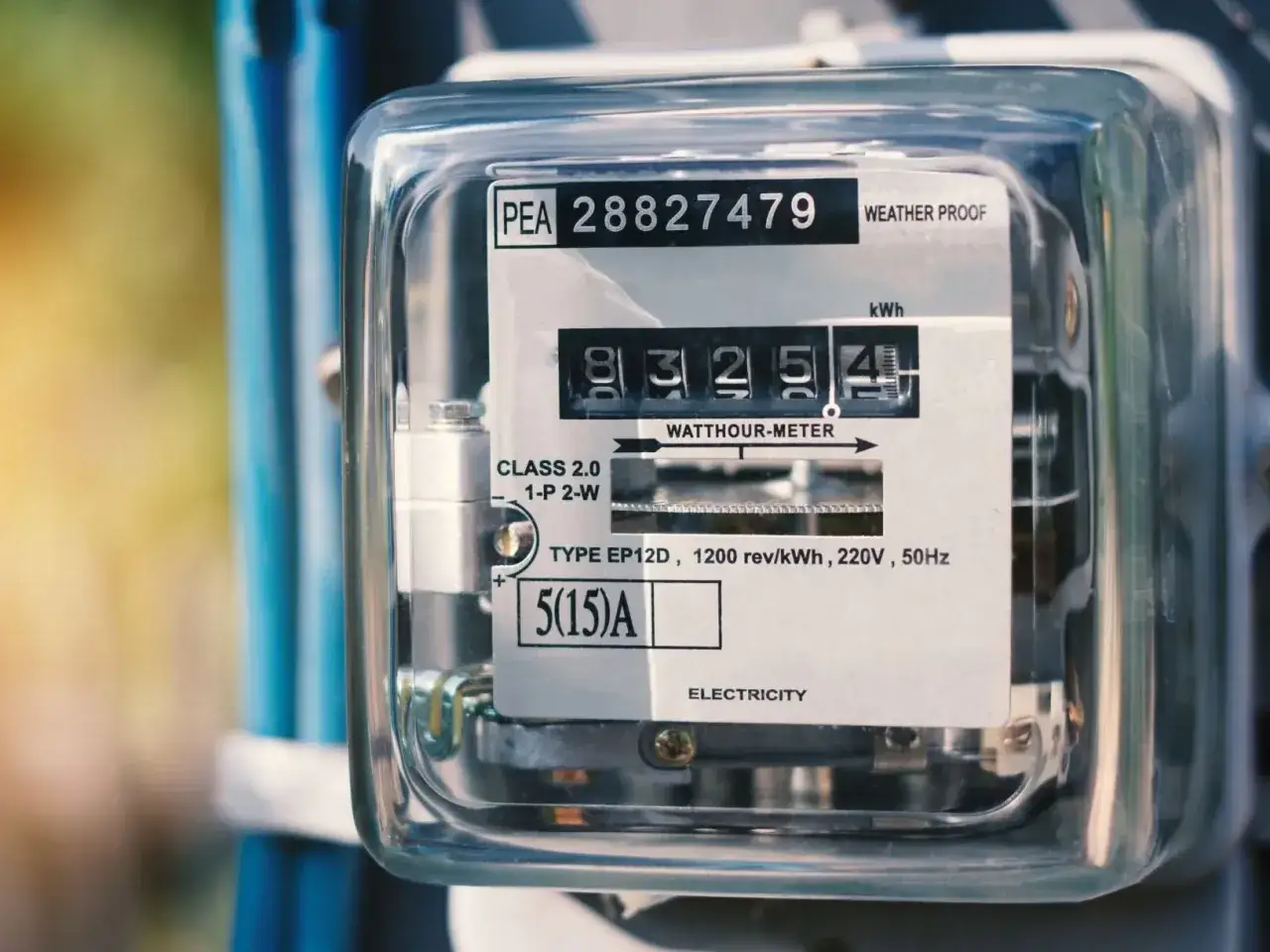 Licznik energii elektrycznej pokazuje 8325.4 kWh. Urządzenie jest typu EP12D, 220V, 50Hz.