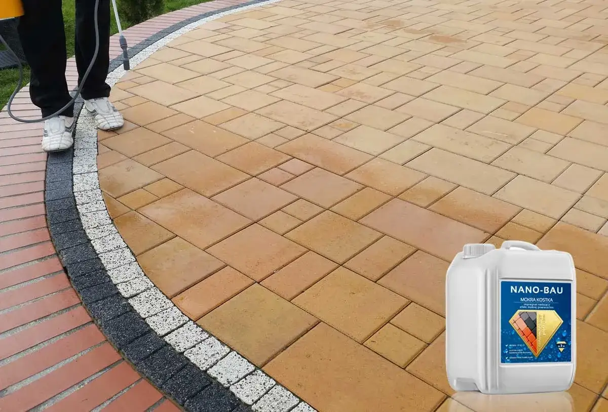 Aplikacja preparatu Nano-Bau na kostkę brukową, tworząc efekt mokrej kostki. Widoczny kanister z produktem.