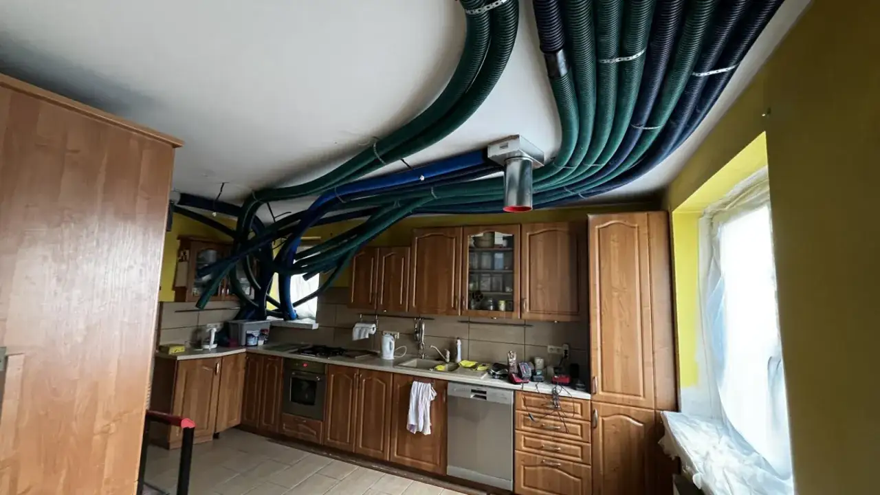 W kuchni widoczne liczne przewody wentylacyjne. Instalacja rekuperacji wygląda na skomplikowaną, zastanawiamy się nad jej ostatecznym kosztem.