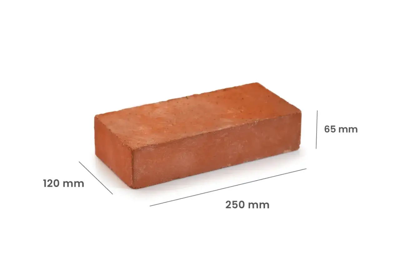 Czerwona cegła o wymiarach 250x120x65 mm. Obliczenie, ile cegieł na m2, zależy od sposobu murowania.