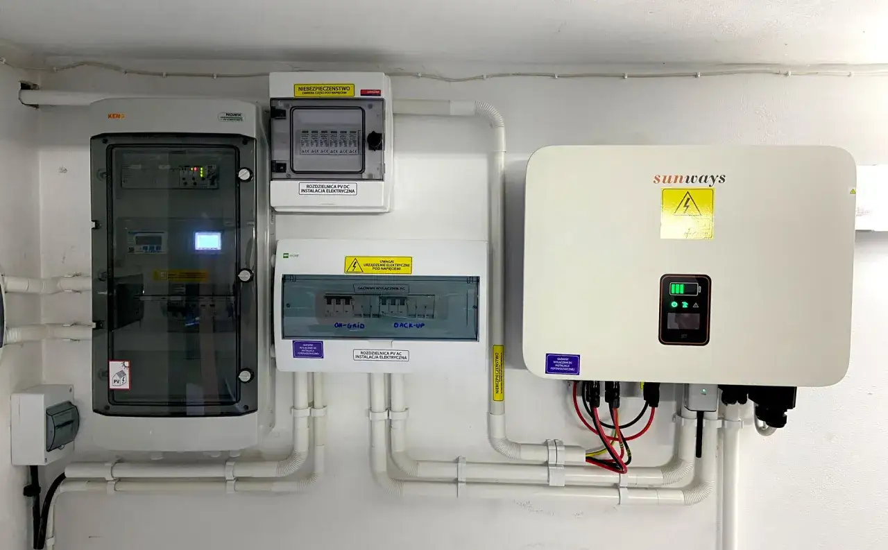 Instalacja fotowoltaiczna z falownikiem Sunways i rozdzielnicami. Zastanawiasz się, ile kosztuje magazyn energii? To kluczowy element systemu.