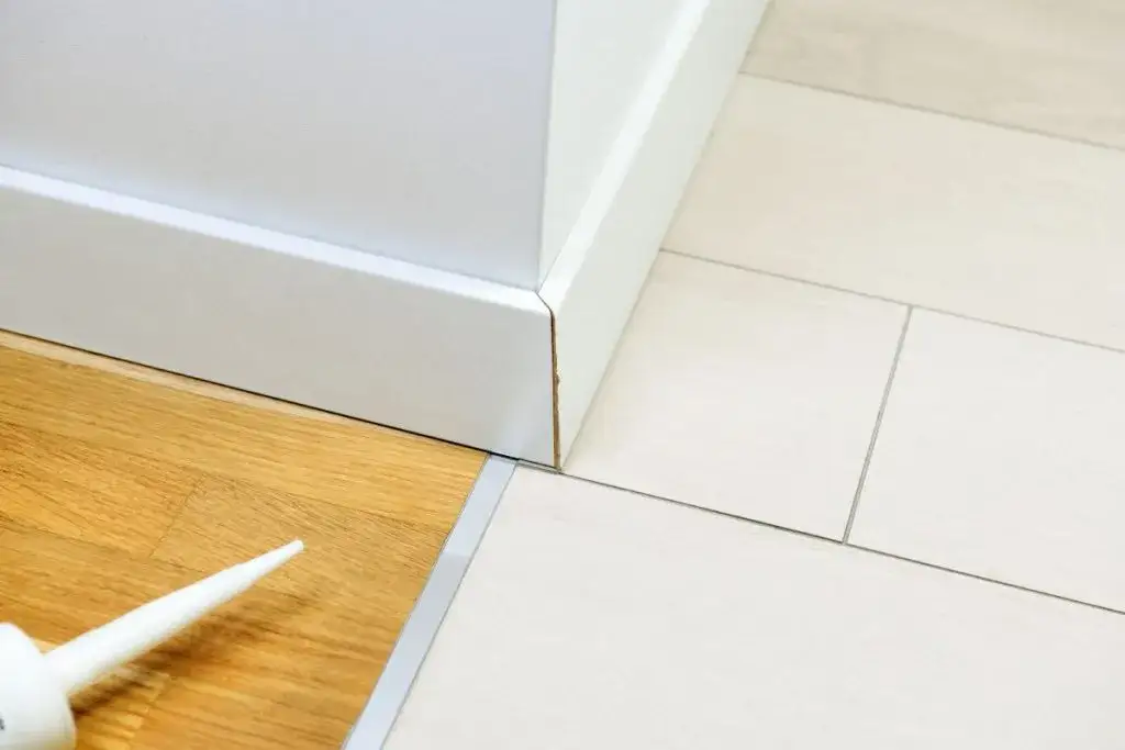 Zdjęcie Jakie listwy przypodłogowe do gresu - wybierz najlepsze materiały i style