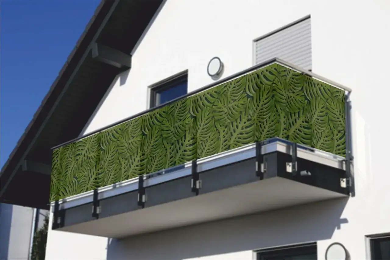 Zieleń tropikalnych liści na osłonie balkonu. Idealne rozwiązanie, czym osłonić balkon, by stworzyć prywatną, egzotyczną oazę.