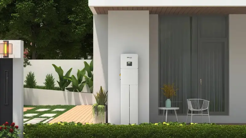 Nowoczesny magazyn energii SolaX przy domu. Dowiedz się, ile kosztuje magazyn energii i jak działa.